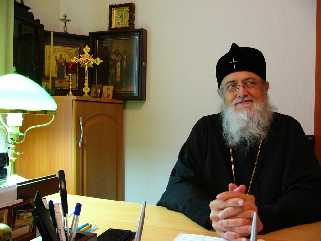 Архиепископ Нежинский и Прилукский Ириней (Семко) в рабочем кабинете